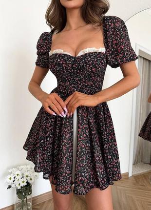 Сукня коротка чорна з квітковим принтом з вирізом в зоні декольте якісна стильна трендова