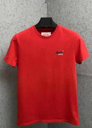 Красная футболка от бренда superdry