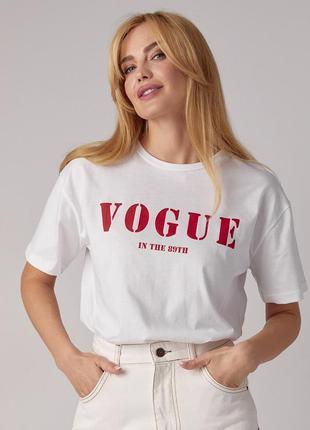 Стильная базовая белая футболка с надписью vogue