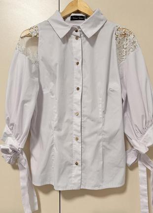 Блуза с завязками на рукавах