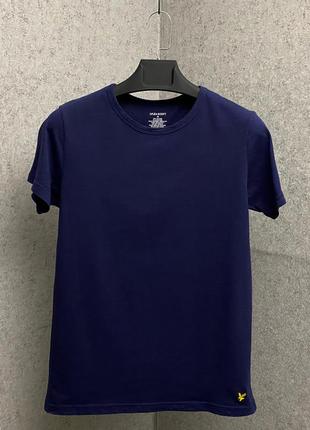 Синяя футболка от бренда lyle&scott