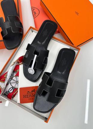 Шкіряні шльопанці чорні в стилі hermes Evelyne Brick шкіра кожа шльопки шлепки оран