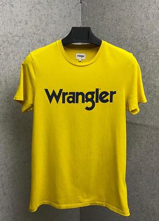 Желтая футболка от бренда wrangler