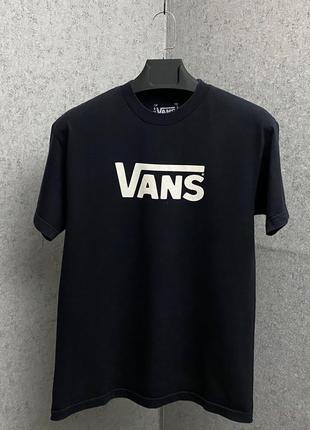 Чорна футболка від бренда vans