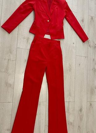 Деловой женский костюм пиджак и брюки клеш.