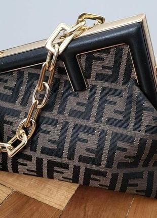 Стильная женская сумочка от бренда fendi