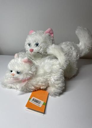 Дві мʼякі іграшки білі киці мама киця і біле маленьке кошеня комплект мʼяких кішечок пара білих мʼяких кошенят