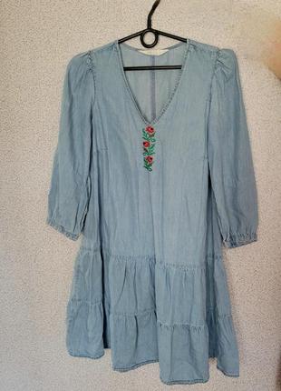 Джинсовое платье с ручной вышивкой