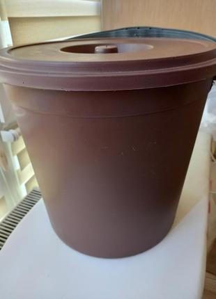 Ведро с крышкой польща