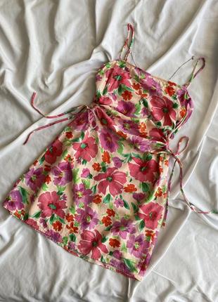 Легкое короткое платье с акцентом на талии в цветочный принт из натуральной ткани, платье мини bershka вискоза и лен