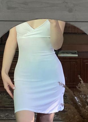 Свободное летнее белое платье на тонких бретелях с выделенными грудью