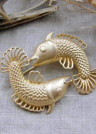 Шикарная золотистая брошь с рыбами крупная брошка зодиакальный знак рыбы цвет матовое золото