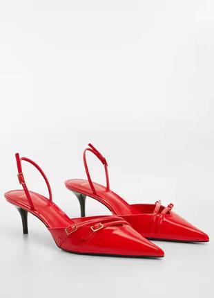 Лаковані червоні туфлі з пряжками slingback kitten heel viral mango