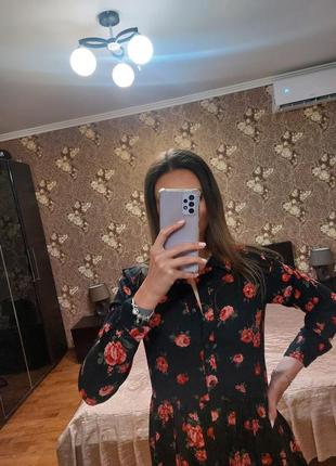 Платье stradivarius черного цвета с цветочным принтом