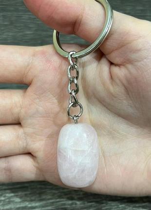 Натуральний камінь рожевий кварц кулон овальної форми на брелоку для ключів оригінальний подарунок хлопцеві, дівчині