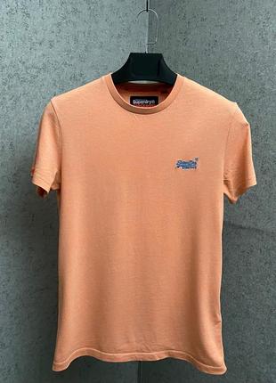 Оранжевая футболка от бренда superdry