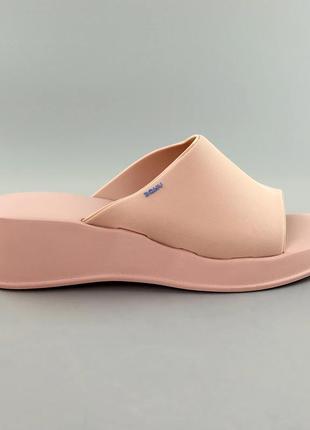 Стильные женские шлепанцы розовые на танкетке/платформе,удобные шлепки пудровые,женская стильная обувь на лето
