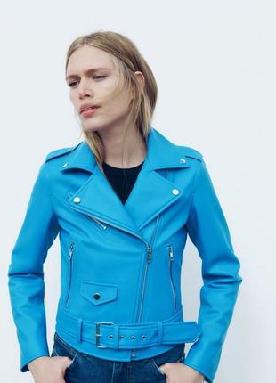 Zara. куртка голубая из искусственной кожи косуха. размер s