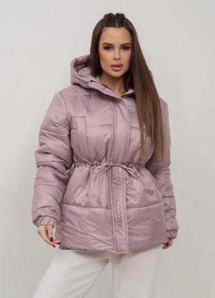 Розовая приталенная куртка с капюшоном размер m