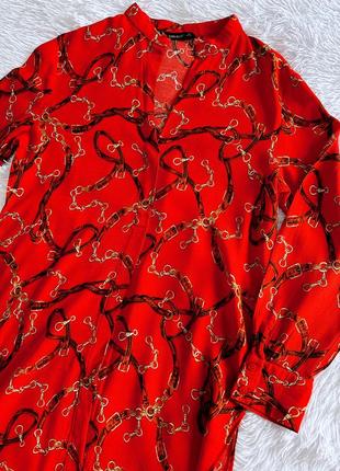 Яркое красное платье zara в цепочках