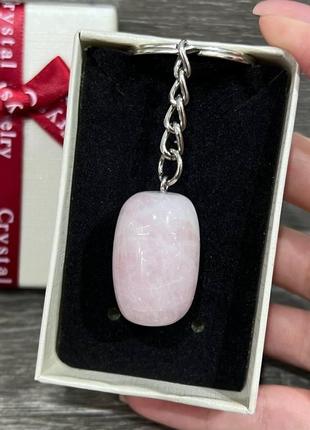 Натуральный камень розовый кварц кулон овальной формы на брелоке для ключей подарок парню, девушке в коробочке
