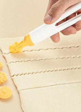 Ролик для фігурного нарізування тіста, ніж для декоративного нарізування тіста та 4 насадки (білий)