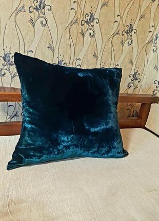 Подушка интерьерная со сьемным  чехлом ,
велюровый чехол изумрудного цвета 
перьвое наполнение