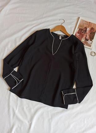 Черная блуза с белыми контрастными деталями и разрезами на рукавах