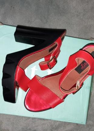 Босоножки на тракторной подошве кожа 38 размер