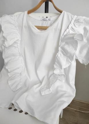 Біла футболка белая футболка с оборками от stradivarius