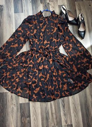 Шикарна нова сукня, сучасний принт.