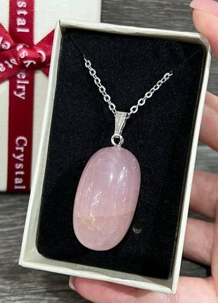 Натуральний камінь рожевий кварц кулон овальної форми на ланцюжку - подарунок хлопцеві дівчині в коробочці