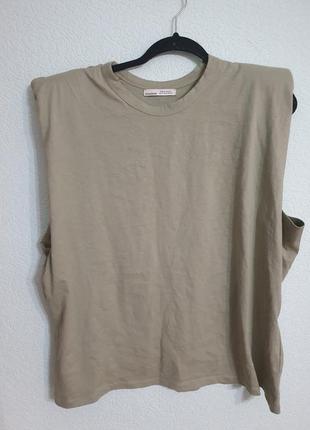 Стильная футболка с плечами оверсайс