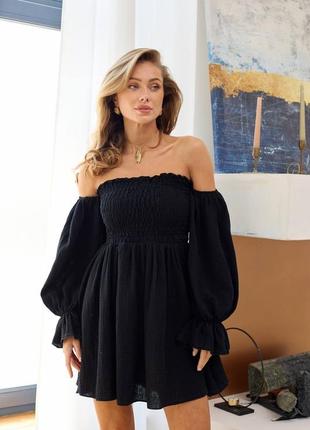 Короткое хлопковое платье из муслина с открытыми плечами с рукавами фонариками голубое красное серое синее чёрное розовое  малиновое бежевое белое