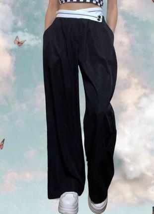 Черные классические широкие брюки с белым поясом