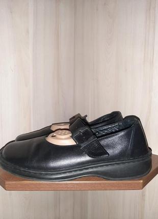 Шкіряні туфлі відомого бренда з ремінцем