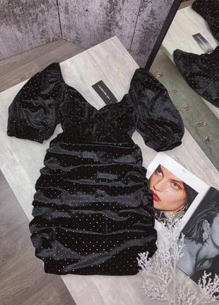 Нарядна чорна оксамитова міні сукня в горошок
