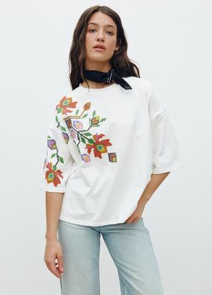 Женская футболка белая с принтом цветочной вышивки kazka mkrm4178-1