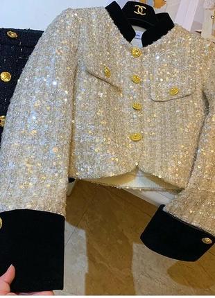 Золотой твидовый пиджак с золотой фурнитурой