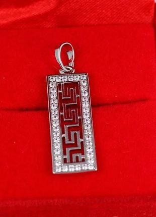 Кулон xuping jewelry  прямоугольный с греческим узором и камнями по периметру 2.5 см серебристый