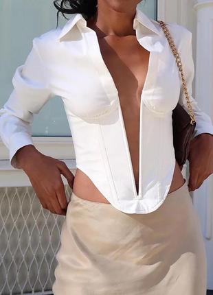 Біла стильна блуза з відкритим декольте