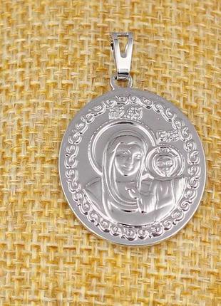 Ладанка xuping jewelry овальная дева мария с младенцем с монограммой над головами 3 см серебристая