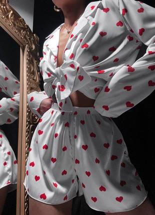 Шовкова піжама з сердечками комплект для дому та сну сорочка вільного крою брюки штани короткі шорти костюм стильна трендова білий