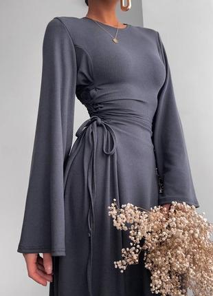 Платье макси в рубчик с длинными клеш рукавами длинное приталенное платье со шнуровками по бокам на талии стильная базовая черная серая