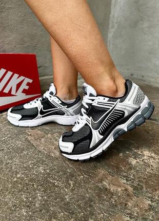 Круті жіночі кросівки nike zoom vomero 5 black white чорно-білі