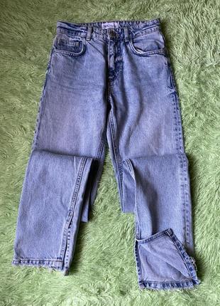 Прямые джинсы с разрезом