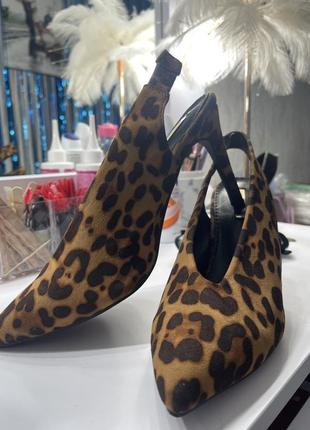 Леопардовые туфли с открытой пяткой