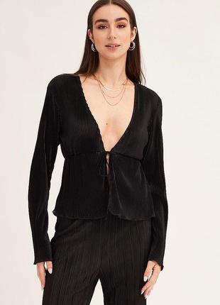 Гофрована блуза на завʼязці, рельєфний гофрований топ з баскою і широкими довгими кльош  рукавами