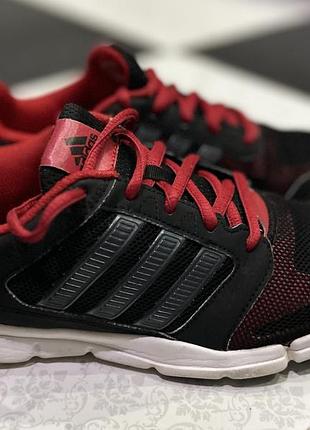 Кросівки adidas.