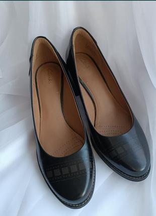 Класичні чорні туфлі clarks
